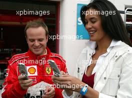 19.04.2003 Imola, San Marino, SM, Formel1, Samstag, Supermodell Megan Gale (AUS, Vodafone) mit Rubens Barrichello (BR, Ferrari) vor der Ferrari Box bei einem PR Termin - (Imola, Autodromo Enzo e Dino Ferrari, 4,933 km - Grand Prix of San Marino 2003, Formel 1, F1)  - Weitere Bilder auf www.xpb.cc, eMail: info@xpb.cc - Belegexemplare senden. Abdruck ist honorarpflichtig. c Copyrightnachweis: xpb.cc