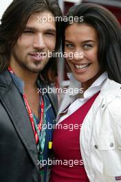 19.04.2003 Imola, San Marino, SM, Formel1, Samstag, Supermodell Megan Gale (AUS, Vodafone) mit Freund (Model) vor der Ferrari Box bei einem PR Termin - (Imola, Autodromo Enzo e Dino Ferrari, 4,933 km - Grand Prix of San Marino 2003, Formel 1, F1)  - Weitere Bilder auf www.xpb.cc, eMail: info@xpb.cc - Belegexemplare senden. Abdruck ist honorarpflichtig. c Copyrightnachweis: xpb.cc