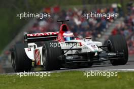 19.04.2003 Imola, San Marino, SM, Formel1, Samstag, Qualifying, Jenson Button (GB, 17), Lucky Strike BAR Honda, BAR005, auf der Strecke (Track) - (Imola, Autodromo Enzo e Dino Ferrari, 4,933 km - Grand Prix of San Marino 2003, Formel 1, F1)  - Weitere Bilder auf www.xpb.cc, eMail: info@xpb.cc - Belegexemplare senden. Abdruck ist honorarpflichtig. c Copyrightnachweis: xpb.cc