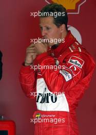 19.04.2003 Imola, San Marino, SM, Formel1, Samstag, Qualifying, Michael Schumacher (D, 01), Scuderia Ferrari Marlboro, in der Box (Pit) - (Imola, Autodromo Enzo e Dino Ferrari, 4,933 km - Grand Prix of San Marino 2003, Formel 1, F1)  - Weitere Bilder auf www.xpb.cc, eMail: info@xpb.cc - Belegexemplare senden. Abdruck ist honorarpflichtig. c Copyrightnachweis: xpb.cc