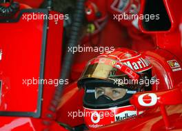 19.04.2003 Imola, San Marino, SM, Formel1, Samstag, Michael Schumacher (D, 01), Scuderia Ferrari Marlboro, in der Box (Pit) - (Imola, Autodromo Enzo e Dino Ferrari, 4,933 km - Grand Prix of San Marino 2003, Formel 1, F1)  - Weitere Bilder auf www.xpb.cc, eMail: info@xpb.cc - Belegexemplare senden. Abdruck ist honorarpflichtig. c Copyrightnachweis: xpb.cc