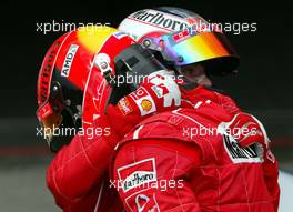 20.04.2003 Imola, San Marino, SM, Formel1, Sonntag (Ostern), Rennen, Park Ferme, Michael Schumacher (D, Ferrari) und Rubens Barrichello (BR, Ferrari) - (Imola, Autodromo Enzo e Dino Ferrari, 4,933 km - Grand Prix of San Marino 2003, Formel 1, F1)  - Weitere Bilder auf www.xpb.cc, eMail: info@xpb.cc - Belegexemplare senden. Abdruck ist honorarpflichtig. c Copyrightnachweis: xpb.cc