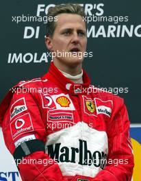 20.04.2003 Imola, San Marino, SM, Formel1, Sonntag (Ostern), Podium, Michael Schumacher (D, Ferrari) mit Trauerbinde - (Imola, Autodromo Enzo e Dino Ferrari, 4,933 km - Grand Prix of San Marino 2003, Formel 1, F1)  - Weitere Bilder auf www.xpb.cc, eMail: info@xpb.cc - Belegexemplare senden. Abdruck ist honorarpflichtig. c Copyrightnachweis: xpb.cc