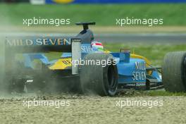 20.04.2003 Imola, San Marino, SM, Formel1, Sonntag (Ostern), Rennen, Giancarlo Fisichella (I, 11), Jordan Ford, EJ13, auf der Strecke (Track) im Kies - (Imola, Autodromo Enzo e Dino Ferrari, 4,933 km - Grand Prix of San Marino 2003, Formel 1, F1)  - Weitere Bilder auf www.xpb.cc, eMail: info@xpb.cc - Belegexemplare senden. Abdruck ist honorarpflichtig. c Copyrightnachweis: xpb.cc