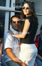 20.04.2003 Imola, San Marino, SM, Formel1, Sonntag (Ostern), Juan-Pablo Montoya (CO, BMW WilliamsF1) und seine Frau Connie Montoya, Portrait - (Imola, Autodromo Enzo e Dino Ferrari, 4,933 km - Grand Prix of San Marino 2003, Formel 1, F1)  - Weitere Bilder auf www.xpb.cc, eMail: info@xpb.cc - Belegexemplare senden. Abdruck ist honorarpflichtig. c Copyrightnachweis: xpb.cc