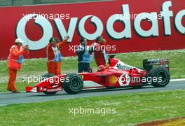 20.04.2003 Imola, San Marino, SM, Formel1, Sonntag (Ostern), Rennen, Michael Schumacher (D, 01), Scuderia Ferrari Marlboro, F2002, auf der Strecke (Track) fährt über die Ziellinie und jubelt mit der Faust - (Imola, Autodromo Enzo e Dino Ferrari, 4,933 km - Grand Prix of San Marino 2003, Formel 1, F1)  - Weitere Bilder auf www.xpb.cc, eMail: info@xpb.cc - Belegexemplare senden. Abdruck ist honorarpflichtig. c Copyrightnachweis: xpb.cc