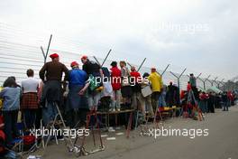 20.04.2003 Imola, San Marino, SM, Formel1, Sonntag (Ostern), die Fans an der Strecke - (Imola, Autodromo Enzo e Dino Ferrari, 4,933 km - Grand Prix of San Marino 2003, Formel 1, F1)  - Weitere Bilder auf www.xpb.cc, eMail: info@xpb.cc - Belegexemplare senden. Abdruck ist honorarpflichtig. c Copyrightnachweis: xpb.cc