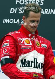 20.04.2003 Imola, San Marino, SM, Formel1, Sonntag (Ostern), Podium, Michael Schumacher (D, Ferrari) mit Trauerbinde - (Imola, Autodromo Enzo e Dino Ferrari, 4,933 km - Grand Prix of San Marino 2003, Formel 1, F1)  - Weitere Bilder auf www.xpb.cc, eMail: info@xpb.cc - Belegexemplare senden. Abdruck ist honorarpflichtig. c Copyrightnachweis: xpb.cc