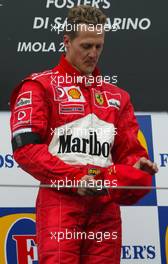 20.04.2003 Imola, San Marino, SM, Formel1, Sonntag (Ostern), Podium, Michael Schumacher (D, Ferrari) mit Trauerbinde - (Imola, Autodromo Enzo e Dino Ferrari, 4,933 km - Grand Prix of San Marino 2003, Formel 1, F1)  - Weitere Bilder auf www.xpb.cc, eMail: info@xpb.cc - Belegexemplare senden. Abdruck ist honorarpflichtig. c Copyrightnachweis: xpb.cc