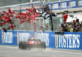 20.04.2003 Imola, San Marino, SM, Formel1, Sonntag (Ostern), Rennen, Michael Schumacher (D, 01), Scuderia Ferrari Marlboro, F2002, auf der Strecke (Track) fährt über die Ziellinie und jubelt mit der Faust - (Imola, Autodromo Enzo e Dino Ferrari, 4,933 km - Grand Prix of San Marino 2003, Formel 1, F1)  - Weitere Bilder auf www.xpb.cc, eMail: info@xpb.cc - Belegexemplare senden. Abdruck ist honorarpflichtig. c Copyrightnachweis: xpb.cc