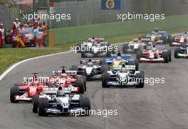 20.04.2003 Imola, San Marino, SM, Formel1, Sonntag (Ostern), Start zum GP vom San Marino, Ralf Schumacher (D, 04), BMW WilliamsF1 Team, FW25, auf der Strecke (Track) vor Michael Schumacher (D, Ferrari), Rubens Barrichello (BR, Ferrari), Juan-Pablo Montoya (CO, BMW WilliamsF1)  - (Rennen, Imola, Autodromo Enzo e Dino Ferrari, 4,933 km - Grand Prix of San Marino 2003, Formel 1, F1)  - Weitere Bilder auf www.xpb.cc, eMail: info@xpb.cc - Belegexemplare senden. Abdruck ist honorarpflichtig. c Copyrightnachweis: xpb.cc