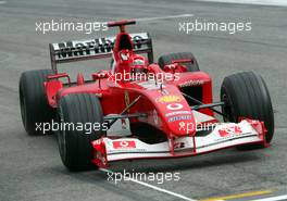 20.04.2003 Imola, San Marino, SM, Formel1, Sonntag (Ostern), Rennen, Michael Schumacher (D, 01), Scuderia Ferrari Marlboro, F2002, auf der Strecke (Track) fährt über die Ziellinie und jubelt mit der Faust - (Imola, Autodromo Enzo e Dino Ferrari, 4,933 km - Grand Prix of San Marino 2003, Formel 1, F1)  - Weitere Bilder auf www.xpb.cc, eMail: info@xpb.cc - Belegexemplare senden. Abdruck ist honorarpflichtig. c Copyrightnachweis: xpb.cc