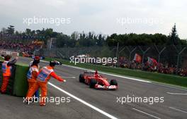 20.04.2003 Imola, San Marino, SM, Formel1, Sonntag (Ostern), Rennen, Michael Schumacher (D, 01), Scuderia Ferrari Marlboro, F2002, auf der Strecke (Track) fährt über die Ziellinie und jubelt mit der Faust - (Imola, Autodromo Enzo e Dino Ferrari, 4,933 km - Grand Prix of San Marino 2003, Formel 1, F1)  - Weitere Bilder auf www.xpb.cc, eMail: info@xpb.cc - Belegexemplare senden. Abdruck ist honorarpflichtig. c Copyrightnachweis:  photo4 / xpb.cc - LEGAL NOTICE: THIS PICTURE IS NOT FOR ITALY PRINT USE, KEINE PRINT BILDNUTZUNG IN ITALIEN!