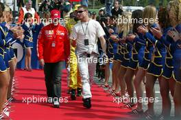 20.04.2003 Imola, San Marino, SM, Formel1, Sonntag (Ostern), Rubens Barrichello (BR, Ferrari) und David Coulthard (GB, McLaren Mercedes)  Grid Girls (Fosters Girls) - (Imola, Autodromo Enzo e Dino Ferrari, 4,933 km - Grand Prix of San Marino 2003, Formel 1, F1)  - Weitere Bilder auf www.xpb.cc, eMail: info@xpb.cc - Belegexemplare senden. Abdruck ist honorarpflichtig. c Copyrightnachweis: xpb.cc