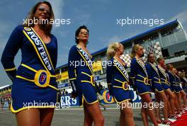 20.04.2003 Imola, San Marino, SM, Formel1, Sonntag (Ostern), Grid Girls (Fosters Girls) - (Imola, Autodromo Enzo e Dino Ferrari, 4,933 km - Grand Prix of San Marino 2003, Formel 1, F1)  - Weitere Bilder auf www.xpb.cc, eMail: info@xpb.cc - Belegexemplare senden. Abdruck ist honorarpflichtig. c Copyrightnachweis: xpb.cc