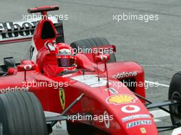 20.04.2003 Imola, San Marino, SM, Formel1, Sonntag (Ostern), Rennen, Michael Schumacher (D, 01), Scuderia Ferrari Marlboro, F2002, auf der Strecke (Track) fährt über die Ziellinie und jubelt mit der Faust - (Imola, Autodromo Enzo e Dino Ferrari, 4,933 km - Grand Prix of San Marino 2003, Formel 1, F1)  - Weitere Bilder auf www.xpb.cc, eMail: info@xpb.cc - Belegexemplare senden. Abdruck ist honorarpflichtig. c Copyrightnachweis: xpb.cc