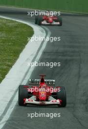 20.04.2003 Imola, San Marino, SM, Formel1, Sonntag (Ostern), Rennen, Michael Schumacher (D, 01), Scuderia Ferrari Marlboro, F2002, auf der Strecke (Track) vor Rubens Barrichello (BR, Ferrari) - (Imola, Autodromo Enzo e Dino Ferrari, 4,933 km - Grand Prix of San Marino 2003, Formel 1, F1)  - Weitere Bilder auf www.xpb.cc, eMail: info@xpb.cc - Belegexemplare senden. Abdruck ist honorarpflichtig. c Copyrightnachweis: xpb.cc