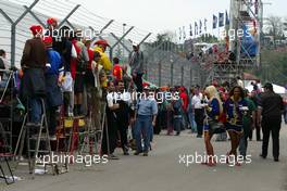 20.04.2003 Imola, San Marino, SM, Formel1, Sonntag (Ostern), die Fans an der Strecke - (Imola, Autodromo Enzo e Dino Ferrari, 4,933 km - Grand Prix of San Marino 2003, Formel 1, F1)  - Weitere Bilder auf www.xpb.cc, eMail: info@xpb.cc - Belegexemplare senden. Abdruck ist honorarpflichtig. c Copyrightnachweis: xpb.cc