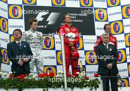 20.04.2003 Imola, San Marino, SM, Formel1, Sonntag (Ostern), Podium, Kimi Raikkonen, (FIN, McLaren Mercedes), Michael Schumacher (D, Ferrari) mit Trauerbinde, Rubens Barrichello (BR, Ferrari) - (Imola, Autodromo Enzo e Dino Ferrari, 4,933 km - Grand Prix of San Marino 2003, Formel 1, F1)  - Weitere Bilder auf www.xpb.cc, eMail: info@xpb.cc - Belegexemplare senden. Abdruck ist honorarpflichtig. c Copyrightnachweis: xpb.cc