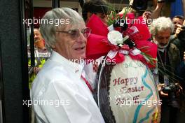 20.04.2003 Imola, San Marino, SM, Formel1, Sonntag (Ostern), Bernie Ecclestone, Portrait bekommt vom Streckenbetreiber ein großes Osterei geschenkt - (Imola, Autodromo Enzo e Dino Ferrari, 4,933 km - Grand Prix of San Marino 2003, Formel 1, F1)  - Weitere Bilder auf www.xpb.cc, eMail: info@xpb.cc - Belegexemplare senden. Abdruck ist honorarpflichtig. c Copyrightnachweis: xpb.cc