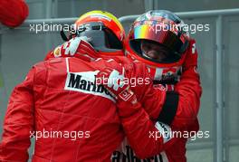 20.04.2003 Imola, San Marino, SM, Formel1, Sonntag (Ostern), Rennen, Park Ferme, Michael Schumacher (D, Ferrari) und Rubens Barrichello (BR, Ferrari) - (Imola, Autodromo Enzo e Dino Ferrari, 4,933 km - Grand Prix of San Marino 2003, Formel 1, F1) -  LEGAL NOTICE: THIS PICTURES ARE NOT FOR UK (Great Britain, England...) PRINT USE, KEINE BILDNUTZUNG - PRINT - IN ENGLAND!  - Weitere Bilder auf www.xpb.cc, eMail: info@xpb.cc - Belegexemplare senden. Abdruck ist honorarpflichtig. c Copyrightnachweis: xpb.cc