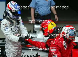 20.04.2003 Imola, San Marino, SM, Formel1, Sonntag (Ostern), Rennen, Park Ferme, Kimi Raikkonen, (FIN, McLaren Mercedes) gratuliert Michael Schumacher (D, Ferrari) - (Imola, Autodromo Enzo e Dino Ferrari, 4,933 km - Grand Prix of San Marino 2003, Formel 1, F1)  - Weitere Bilder auf www.xpb.cc, eMail: info@xpb.cc - Belegexemplare senden. Abdruck ist honorarpflichtig. c Copyrightnachweis: xpb.cc