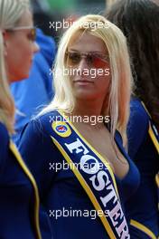 20.04.2003 Imola, San Marino, SM, Formel1, Sonntag (Ostern), Grid Girls (Fosters Girls) - (Imola, Autodromo Enzo e Dino Ferrari, 4,933 km - Grand Prix of San Marino 2003, Formel 1, F1)  - Weitere Bilder auf www.xpb.cc, eMail: info@xpb.cc - Belegexemplare senden. Abdruck ist honorarpflichtig. c Copyrightnachweis: xpb.cc