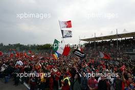 20.04.2003 Imola, San Marino, SM, Formel1, Sonntag (Ostern), die Fans an der Strecke - (Imola, Autodromo Enzo e Dino Ferrari, 4,933 km - Grand Prix of San Marino 2003, Formel 1, F1)  - Weitere Bilder auf www.xpb.cc, eMail: info@xpb.cc - Belegexemplare senden. Abdruck ist honorarpflichtig. c Copyrightnachweis: xpb.cc