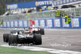 20.04.2003 Imola, San Marino, SM, Formel1, Sonntag (Ostern), Rennen, Kimi Raikkonen, (Räikkönen, FIN, 06), West McLaren Mercedes, MP4-17D, auf der Strecke (Track) - (Imola, Autodromo Enzo e Dino Ferrari, 4,933 km - Grand Prix of San Marino 2003, Formel 1, F1)  - Weitere Bilder auf www.xpb.cc, eMail: info@xpb.cc - Belegexemplare senden. Abdruck ist honorarpflichtig. c Copyrightnachweis: xpb.cc