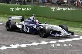 20.04.2003 Imola, San Marino, SM, Formel1, Sonntag (Ostern), Rennen, Juan-Pablo Montoya (Juan Pablo, CO, 03), BMW WilliamsF1 Team, FW25, auf der Strecke (Track) fährt über die Ziellinie - (Imola, Autodromo Enzo e Dino Ferrari, 4,933 km - Grand Prix of San Marino 2003, Formel 1, F1)  - Weitere Bilder auf www.xpb.cc, eMail: info@xpb.cc - Belegexemplare senden. Abdruck ist honorarpflichtig. c Copyrightnachweis: xpb.cc