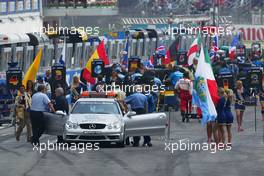 20.04.2003 Imola, San Marino, SM, Formel1, Sonntag (Ostern), Grid vor dem Start zum GP vom San Marino, vorne das Safety Car - (Rennen, Imola, Autodromo Enzo e Dino Ferrari, 4,933 km - Grand Prix of San Marino 2003, Formel 1, F1)  - Weitere Bilder auf www.xpb.cc, eMail: info@xpb.cc - Belegexemplare senden. Abdruck ist honorarpflichtig. c Copyrightnachweis: xpb.cc