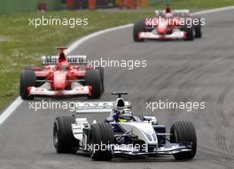 20.04.2003 Imola, San Marino, SM, Formel1, Sonntag (Ostern), Rennen, Ralf Schumacher (D, BMW WilliamsF1) vor Michael Schumacher (D, Ferrari) und Rubens Barrichello (BR, Ferrari) - (Imola, Autodromo Enzo e Dino Ferrari, 4,933 km - Grand Prix of San Marino 2003, Formel 1, F1)  - Weitere Bilder auf www.xpb.cc, eMail: info@xpb.cc - Belegexemplare senden. Abdruck ist honorarpflichtig. c Copyrightnachweis: xpb.cc