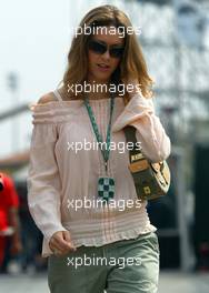 20.04.2003 Imola, San Marino, SM, Formel1, Sonntag (Ostern), VIP Girl im Paddock Bereich vor dem Rennen - (Imola, Autodromo Enzo e Dino Ferrari, 4,933 km - Grand Prix of San Marino 2003, Formel 1, F1)  - Weitere Bilder auf www.xpb.cc, eMail: info@xpb.cc - Belegexemplare senden. Abdruck ist honorarpflichtig. c Copyrightnachweis: xpb.cc