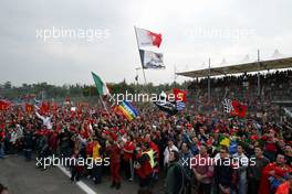 20.04.2003 Imola, San Marino, SM, Formel1, Sonntag (Ostern), die Fans an der Strecke - (Imola, Autodromo Enzo e Dino Ferrari, 4,933 km - Grand Prix of San Marino 2003, Formel 1, F1)  - Weitere Bilder auf www.xpb.cc, eMail: info@xpb.cc - Belegexemplare senden. Abdruck ist honorarpflichtig. c Copyrightnachweis: xpb.cc