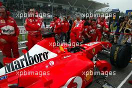 20.04.2003 Imola, San Marino, SM, Formel1, Sonntag (Ostern), Rennen, Grid, Michael Schumacher (D, Ferrari) bleibt in seinem Wagen sitzen - (Imola, Autodromo Enzo e Dino Ferrari, 4,933 km - Grand Prix of San Marino 2003, Formel 1, F1)  - Weitere Bilder auf www.xpb.cc, eMail: info@xpb.cc - Belegexemplare senden. Abdruck ist honorarpflichtig. c Copyrightnachweis: xpb.cc