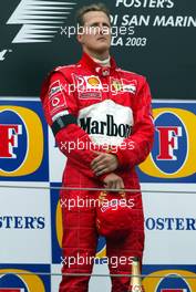 20.04.2003 Imola, San Marino, SM, Formel1, Sonntag (Ostern), Podium, Michael Schumacher (D, Ferrari) mit Trauerbinde - (Imola, Autodromo Enzo e Dino Ferrari, 4,933 km - Grand Prix of San Marino 2003, Formel 1, F1)  - Weitere Bilder auf www.xpb.cc, eMail: info@xpb.cc - Belegexemplare senden. Abdruck ist honorarpflichtig. c Copyrightnachweis: xpb.cc