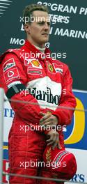 20.04.2003 Imola, San Marino, SM, Formel1, Sonntag (Ostern), Podium, Michael Schumacher (D, Ferrari) mit Trauerbinde - (Imola, Autodromo Enzo e Dino Ferrari, 4,933 km - Grand Prix of San Marino 2003, Formel 1, F1)  - Weitere Bilder auf www.xpb.cc, eMail: info@xpb.cc - Belegexemplare senden. Abdruck ist honorarpflichtig. c Copyrightnachweis: xpb.cc