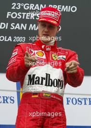 20.04.2003 Imola, San Marino, SM, Formel1, Sonntag (Ostern), Podium, Michael Schumacher (D, Ferrari) mit Trauerbinde - (Imola, Autodromo Enzo e Dino Ferrari, 4,933 km - Grand Prix of San Marino 2003, Formel 1, F1)  - Weitere Bilder auf www.xpb.cc, eMail: info@xpb.cc - Belegexemplare senden. Abdruck ist honorarpflichtig. c Copyrightnachweis: xpb.cc