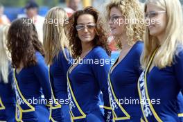 20.04.2003 Imola, San Marino, SM, Formel1, Sonntag (Ostern), Grid Girls (Fosters Girls) - (Imola, Autodromo Enzo e Dino Ferrari, 4,933 km - Grand Prix of San Marino 2003, Formel 1, F1)  - Weitere Bilder auf www.xpb.cc, eMail: info@xpb.cc - Belegexemplare senden. Abdruck ist honorarpflichtig. c Copyrightnachweis: xpb.cc