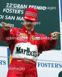 20.04.2003 Imola, San Marino, SM, Formel1, Sonntag (Ostern), Podium, Michael Schumacher (D, Ferrari) mit Trauerbinde - (Imola, Autodromo Enzo e Dino Ferrari, 4,933 km - Grand Prix of San Marino 2003, Formel 1, F1)  - Weitere Bilder auf www.xpb.cc, eMail: info@xpb.cc - Belegexemplare senden. Abdruck ist honorarpflichtig. c Copyrightnachweis: xpb.cc