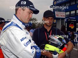 20.04.2003 Imola, San Marino, SM, Formel1, Sonntag (Ostern), Rennen, Ralf Schumacher (D, BMW WilliamsF1) in der GRID mit seinem Helm - (Imola, Autodromo Enzo e Dino Ferrari, 4,933 km - Grand Prix of San Marino 2003, Formel 1, F1)  - Weitere Bilder auf www.xpb.cc, eMail: info@xpb.cc - Belegexemplare senden. Abdruck ist honorarpflichtig. c Copyrightnachweis: xpb.cc