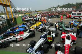 20.04.2003 Imola, San Marino, SM, Formel1, Sonntag (Ostern), Rennen, die Rennwagen im Park Ferme - (Imola, Autodromo Enzo e Dino Ferrari, 4,933 km - Grand Prix of San Marino 2003, Formel 1, F1)  - Weitere Bilder auf www.xpb.cc, eMail: info@xpb.cc - Belegexemplare senden. Abdruck ist honorarpflichtig. c Copyrightnachweis: xpb.cc