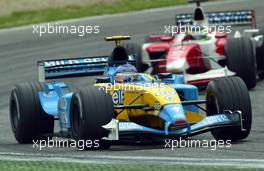 20.04.2003 Imola, San Marino, SM, Formel1, Sonntag (Ostern), Rennen, Jarno Trulli (I, 07), Mild Seven Renault F1 Team, R23, auf der Strecke (Track) vor Cristiano da Matta (BR, Toyota Racing) - (Imola, Autodromo Enzo e Dino Ferrari, 4,933 km - Grand Prix of San Marino 2003, Formel 1, F1)  - Weitere Bilder auf www.xpb.cc, eMail: info@xpb.cc - Belegexemplare senden. Abdruck ist honorarpflichtig. c Copyrightnachweis: xpb.cc