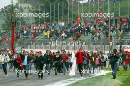 20.04.2003 Imola, San Marino, SM, Formel1, Sonntag (Ostern), die Fans rennen auf die Strecke nach dem Rennen- (Imola, Autodromo Enzo e Dino Ferrari, 4,933 km - Grand Prix of San Marino 2003, Formel 1, F1)  - Weitere Bilder auf www.xpb.cc, eMail: info@xpb.cc - Belegexemplare senden. Abdruck ist honorarpflichtig. c Copyrightnachweis: xpb.cc