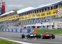 20.04.2003 Imola, San Marino, SM, Formel1, Sonntag (Ostern), Rennen, Rubens Barrichello (BR, 02), Scuderia Ferrari Marlboro, F2002, auf der Strecke (Track) überholt Ralf Schumacher (D, BMW WilliamsF1) auf der Startgeraden - (Imola, Autodromo Enzo e Dino Ferrari, 4,933 km - Grand Prix of San Marino 2003, Formel 1, F1)  - Weitere Bilder auf www.xpb.cc, eMail: info@xpb.cc - Belegexemplare senden. Abdruck ist honorarpflichtig. c Copyrightnachweis: xpb.cc