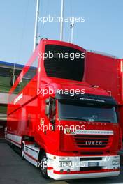 17.04.2003 Imola, San Marino, SM, Formel1, Donnerstag, die Trucks / Trailer (Technik-Trucks direkt an der Box für Mechaniker und Ingenieure) vom Ferrari Team mit zwei Stockwerken - jetzt mit einer Ebene im 2ten Stock verbunden mit großen Treppen - (Imola, Autodromo Enzo e Dino Ferrari, 4,933 km - Grand Prix of San Marino 2003, Formel 1, F1)  - Weitere Bilder auf www.xpb.cc, eMail: info@xpb.cc - Belegexemplare senden. Abdruck ist honorarpflichtig. c Copyrightnachweis: xpb.cc