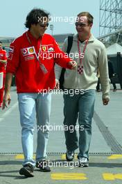 17.04.2003 Imola, San Marino, SM, Formel1, Donnerstag, Testfahrer Felippe Massa und Rubens Barrichello (BR, Ferrari) im Paddock Bereich - (Imola, Autodromo Enzo e Dino Ferrari, 4,933 km - Grand Prix of San Marino 2003, Formel 1, F1)  - Weitere Bilder auf www.xpb.cc, eMail: info@xpb.cc - Belegexemplare senden. Abdruck ist honorarpflichtig. c Copyrightnachweis: xpb.cc