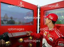 17.04.2003 Imola, San Marino, SM, Formel1, Donnerstag, Einweihung des neuen VODAFONE Motorhomes, Michael Schumacher (D, Ferrari) am Internetterminal - (Imola, Autodromo Enzo e Dino Ferrari, 4,933 km - Grand Prix of San Marino 2003, Formel 1, F1)  - Weitere Bilder auf www.xpb.cc, eMail: info@xpb.cc - Belegexemplare senden. Abdruck ist honorarpflichtig. c Copyrightnachweis: xpb.cc