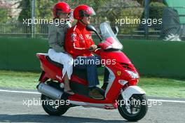 17.04.2003 Imola, San Marino, SM, Formel1, Donnerstag, Michael Schumacher (D, Ferrari) und seine Frau Corinna auf dem Roller / Scooter - fahren auf der Strecke - (Imola, Autodromo Enzo e Dino Ferrari, 4,933 km - Grand Prix of San Marino 2003, Formel 1, F1)  - Weitere Bilder auf www.xpb.cc, eMail: info@xpb.cc - Belegexemplare senden. Abdruck ist honorarpflichtig. c Copyrightnachweis: xpb.cc