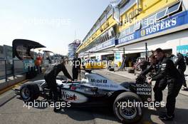 17.04.2003 Imola, San Marino, SM, Formel1, Donnerstag, Feature, Mechaniker schieben den West McLaren Mercedes, MP4-17D, in der Pit Lane (Track) - (Imola, Autodromo Enzo e Dino Ferrari, 4,933 km - Grand Prix of San Marino 2003, Formel 1, F1)  - Weitere Bilder auf www.xpb.cc, eMail: info@xpb.cc - Belegexemplare senden. Abdruck ist honorarpflichtig. c Copyrightnachweis: xpb.cc